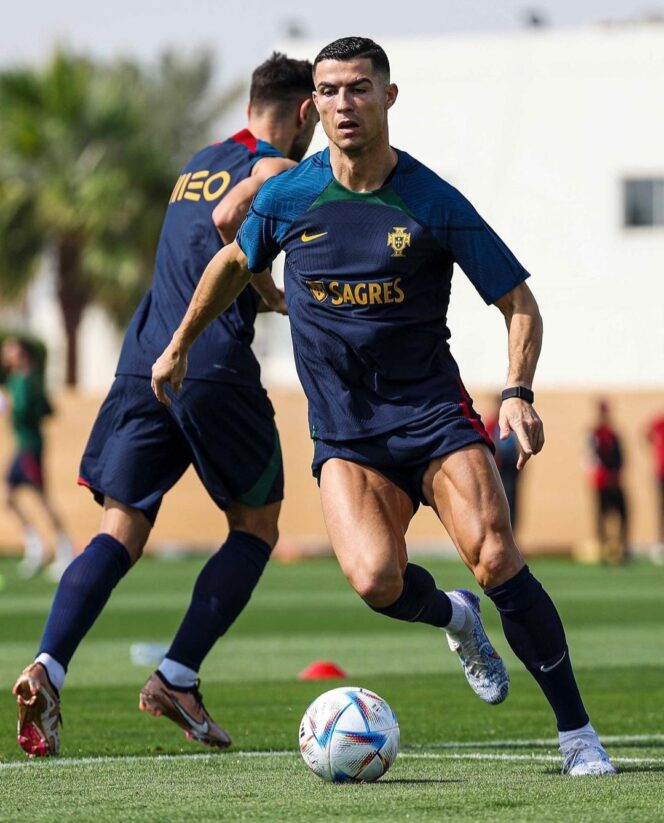 
 Pemain Bintang Timnas Portugal, Cristiano Ronaldo saat melakukan latihan, di Akademi Al Shahniya. Sumber : @portugal