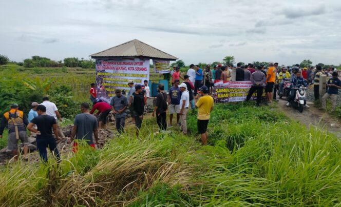 
 Bosan Macet Tiap Hari, Warga di Kota Serang Gotong Royong Sambungkan Frontage Unyur