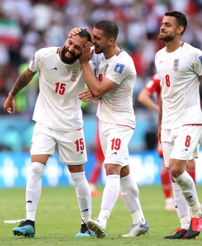 
 Pemain Timnas Iran merayakan kemenangan usai mengalahkan Wales dengan Skor 2-0. Sumber : @fifaworldcup