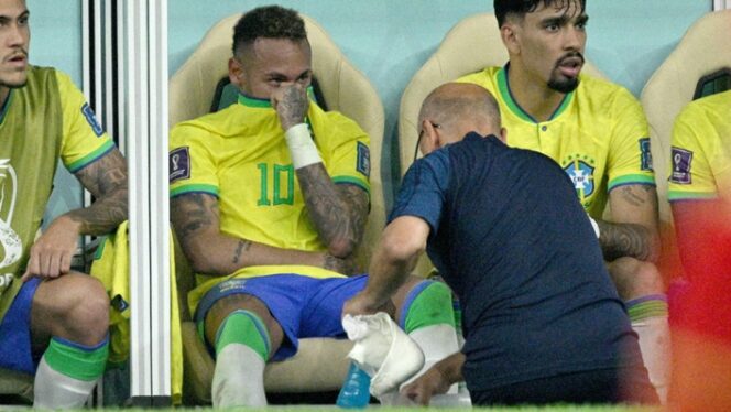 
 Neymar menerima perawatan medis setelah diganti melawan Serbia. Sumber : LiveScore Daily