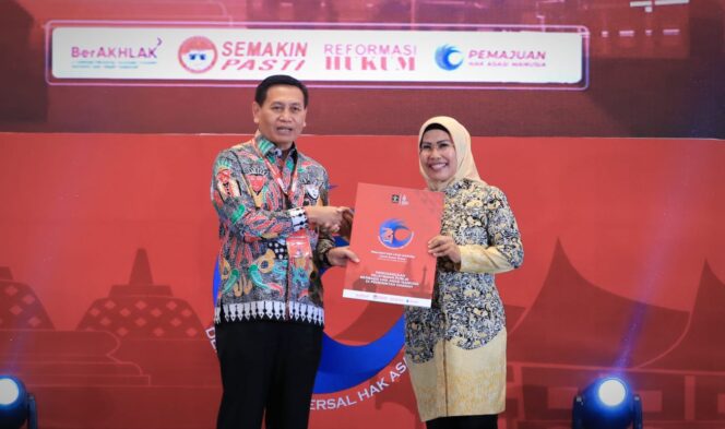 
 Bupati Serang, Ratu Tatu Chasanah saat menerima penghargaan dari Kemenkum HAM.