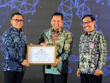 Wali Kota Tangerang Arief R. Wismansyah menerima Piagam Penghargaan dari MenPAN-RB, Abdullah Azwar Anas dan Ketua KASN, Prof. Agus Pramusinto. Sumber : tangerangkota.go.id
