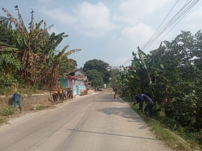 
 PUPR Banten Lakukan Pemeliharaan Rutin Jalan Pembersihan Damija di Gunung Sari-Mancak-Anyer