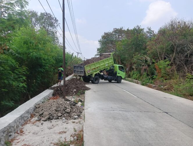 
 Dinas PUPR Banten Penanganan Bahu Jalan Parigi-Sukamanah, Kendaraan Lebih Nyaman